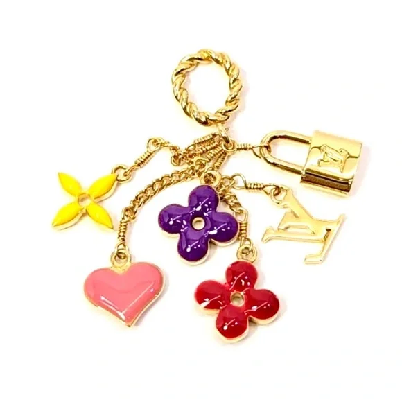 Louis Vuitton M65391
Pandantif Sweet Monogram bag charm
Like new condition - Picture 4 of 5